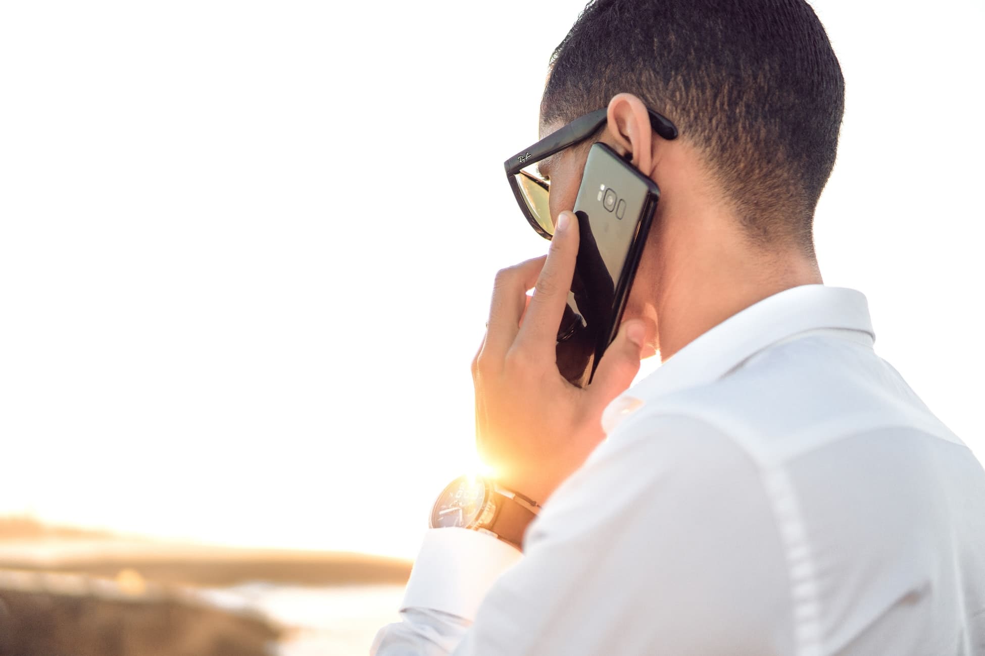 Ein Mann am Handy der telefoniert